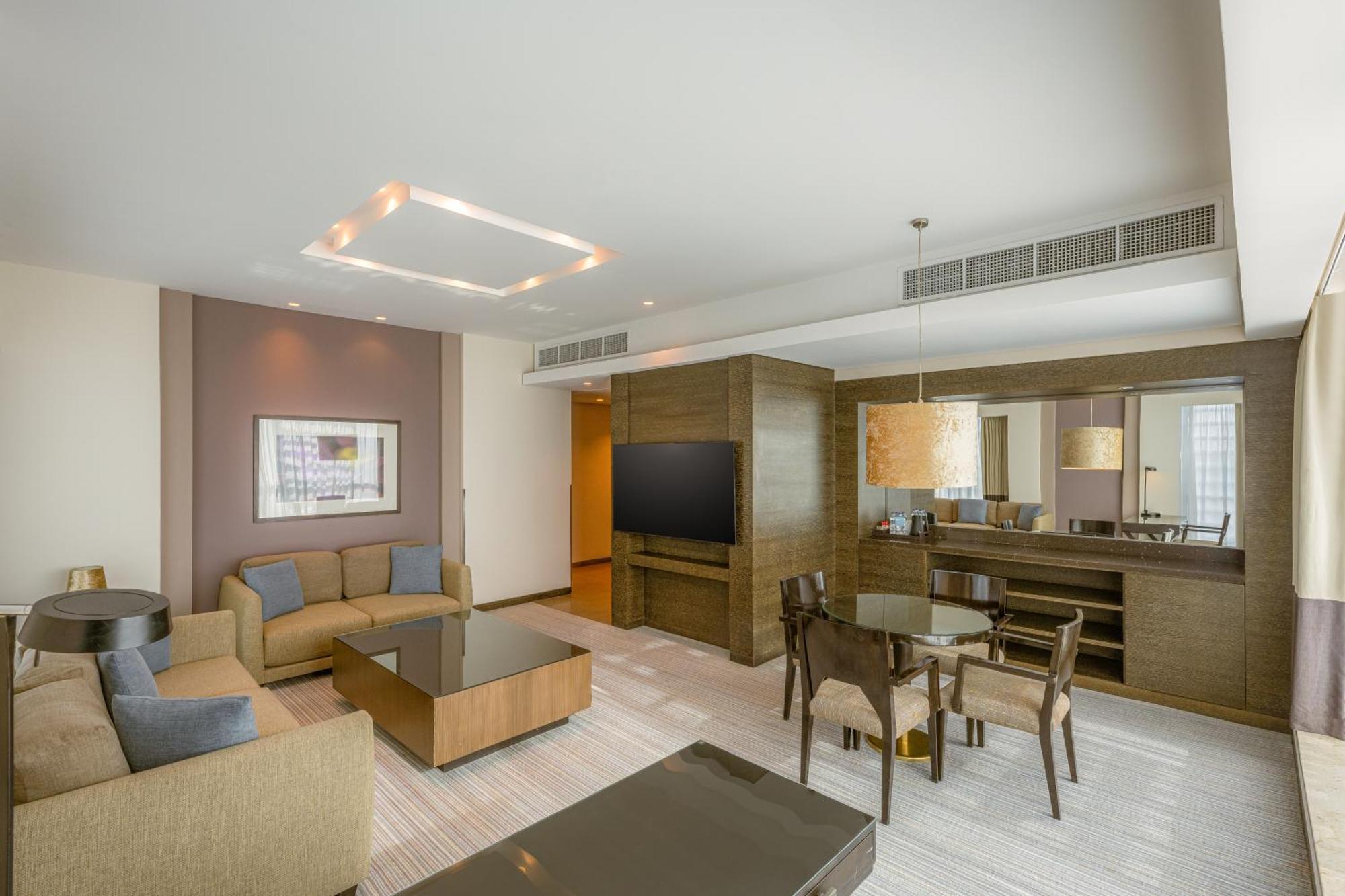 Four Points By Sheraton Al Ain Exterior photo Suite at the hotel